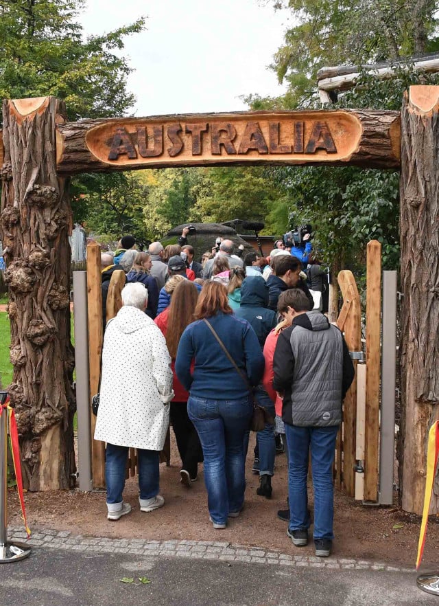 Patrons enter the Australian section of the Karlsruhe Zoo. Photo/DPA